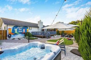 Modern 3BR Retreat with Fun Yard, Mini-Golf, Hot Tub & BBQ Dining Deck - Round Rock - 1