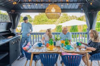 Modern 3BR Retreat with Fun Yard, Mini-Golf, Hot Tub & BBQ Dining Deck - Round Rock - 7