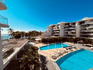 2BR 2BA Apartment in Resort on the Esplanade with 2 Pools, Spa, Gym, and Parking - Urangan - 0