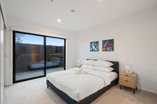 Stylish 2-Bed Townhouse with Balcony - Hall - 9