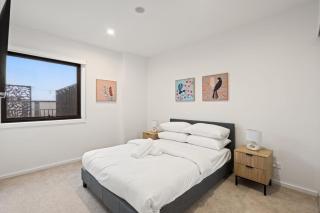 Stylish 2-Bed Townhouse with Balcony - Hall - 4