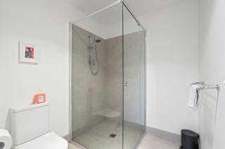 Stylish 2-Bed Townhouse with Balcony - Hall - 3