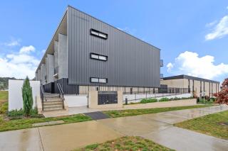 Stylish 2-Bed Townhouse with Balcony - Hall - 1