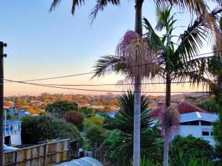 Hotel At Home - 3BRM - Large Parking & AC - CBD 12 KMs & AP 17KMs Away - Auckland - 3