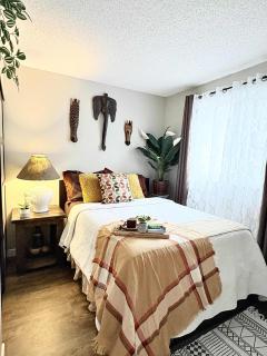 Stylish Downtown Edmonton Condo with Balcony Full Kitchen & Gym Access - Edmonton - 9