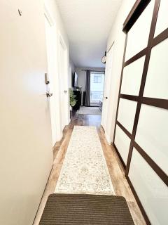 Stylish Downtown Edmonton Condo with Balcony Full Kitchen & Gym Access - Edmonton - 5