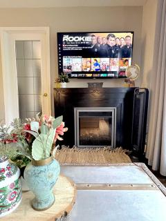 Stylish Downtown Edmonton Condo with Balcony Full Kitchen & Gym Access - Edmonton - 3