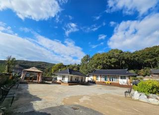 Goryeong Wide House with a Large Yard - - 2