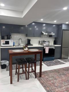 Private 2bedroom separate apartment Separate entrance Full privacy 2 car parking smoke and pet free - Pickering - 1