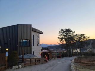 Gyeongju Art Hill Family Group Pet-Friendly Pension - Chŏngnae-dong - 6