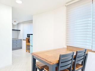 Gyeongju Art Hill Family Group Pet-Friendly Pension - Chŏngnae-dong - 9