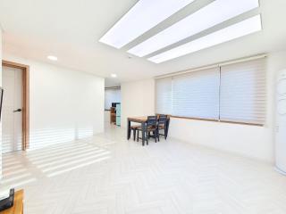Gyeongju Art Hill Family Group Pet-Friendly Pension - Gyeongju - 8