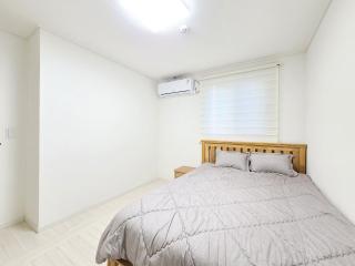Gyeongju Art Hill Family Group Pet-Friendly Pension - Chŏngnae-dong - 1