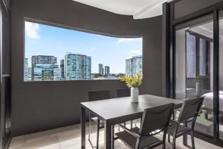 Luxe Newstead Pad with 65-inch TV, Balcony, Pool and Gym - 8