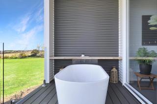The Nest Luxury Stay Couples Accommodation w Private bath tub on the deck, sky views, disability suitable - Point Lonsdale - 1
