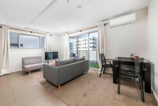 Chic 1-Bedroom Retreat in Greenway - Tuggeranong - 3