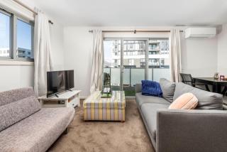 Chic 1-Bedroom Retreat in Greenway - Tuggeranong - 4