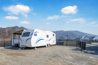 Violin Glamping Caravan - 3