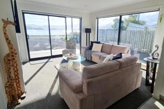 Kakianau Retreat, Luxury Waterfront Unit A - Portobello - 8