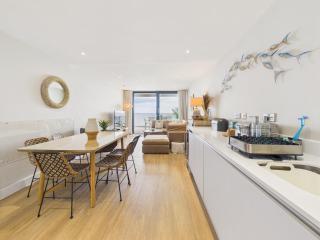 Luxury 3-bed apartment, with direct beach access, free parking & sea views ! - Falmouth - 3