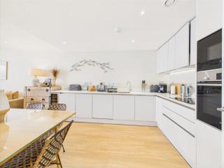 Luxury 3-bed apartment, with direct beach access, free parking & sea views ! - Falmouth - 5