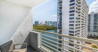 Modern Condo by the Beach, Free Water Taxi! - Fort Lauderdale - 7