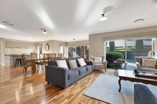 Collins Retreat - 4 Bedroom home with Pool - Bright - 3