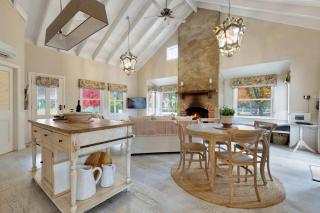 Collins Cottage - Luxury Accommodation - Bright - 8