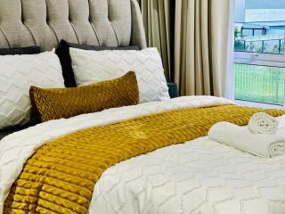 Executive Stay near airport & shops - 2