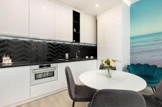 Hallera Chic Apartment for 4 Guests with Balcony & Parking Gdańsk by Noclegi Renters - Danzig - 6