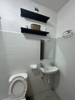 Pamoja stays - Modern studio near transit with balcony and workspace - - 1