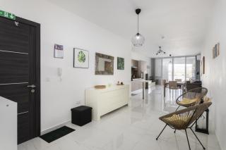 Spacious 3BD Apartment with Country Views & Large Front Terrace with Outside Furniture - 9