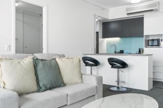Chic 1 Bed Inner-City Retreat with Pool and Views - Brisbane - 3