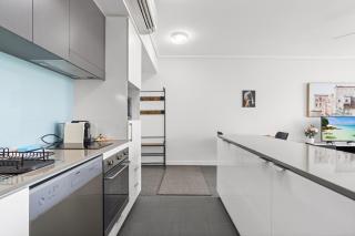 Chic 1 Bed Inner-City Retreat with Pool and Views - Brisbane - 2
