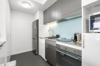 Chic 1 Bed Inner-City Retreat with Pool and Views - Brisbane - 1