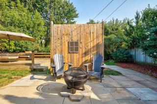 Guest Favorite Luxury 3BR Getaway 5 Min to Lake Big Yard Fun - Burlington - 4