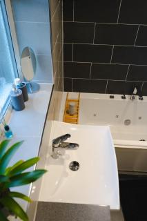 Cosy Corner Coventry - Modern with Jetted Tub & Garden - Foleshill - 3