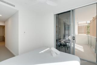 Modern Kirra Beach Escape - Walk to Everything - Gold Coast - 4