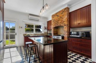 Charming Heritage Retreat in the Heart of Sale - 6