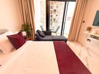 Central Stay Studio Apartment near Cleveland and Abu Dhabi Mall - Abu Dhabi - 4