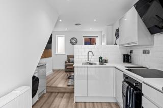 Old Styne Cottage - 2 min to Station - Free Parking - Courtyard - Swindon - 5