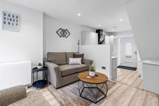 Old Styne Cottage - 2 min to Station - Free Parking - Courtyard - Swindon - 3
