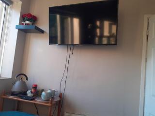 Double bedroom sleeps 1 or 2 with back garden view - Poole - 7