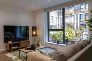 Vanguard Way Private Flat with Garden & Parking - London - 0