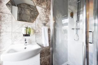 Stunning 2 Bed House with Parking in Dagenham - Goodmayes - 5