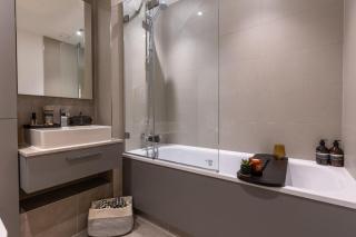 Vanguard Way Private Flat with Garden & Parking - London - 5