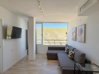 NUEVO, primera linea de playa, con piscina y vistas al mar - 2