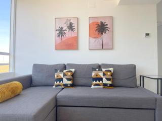 NUEVO, primera linea de playa, con piscina y vistas al mar - 8