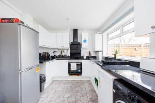 Stunning 2 Bed House with Parking in Dagenham - Goodmayes - 1