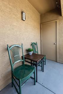 Desert Dreams 2BR with Pool and Chill Vibes - Phoenix - 4